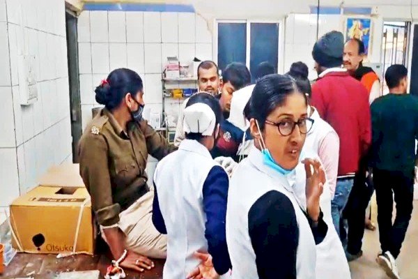 आरा : लोन नहीं चुकाने पर बैंककर्मी के साथ घर सील करने गई पुलिस टीम पर हमला, महिला पुलिसकर्मी सहित सात जख्मी...