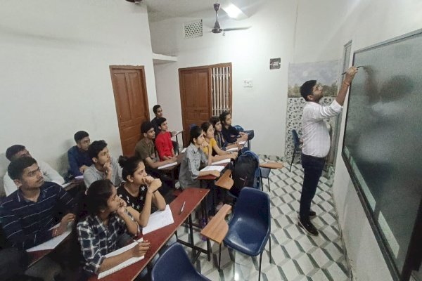 आरा मेरीटोरियम एकाडमी के छात्र-छात्राओं ने जेईई मेंस की परीक्षा में लाए 99% मार्क्स, दिल्ली-मुंबई जैसी तैयारी...