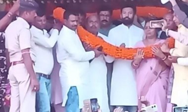 हमारे मुख्यमंत्री को सभी बिहारी भाई को एकजुट रखना चाहिए जबकि -एक भाई को दूसरे भाई से अलग करने की राजनीति करते है नीतीश ---चिराग पासवान .. क्या है राजनीति?