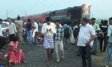 झांसी से कोलकाता जा रही झांसी एक्सप्रेस पर असामाजिक तत्वों ने किया पथराव -टूटे ट्रेन के सीसे .. क्या है घटना ?