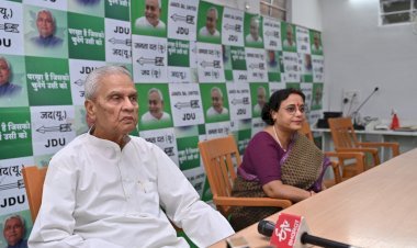 मंत्री श्रीमती शीला मंडल ने आमलोगों की शिकायतों को सुनकर सम्बंधित अधिकारी को त्वरित निष्पादन हेतु दिशा-निर्देश दिया।