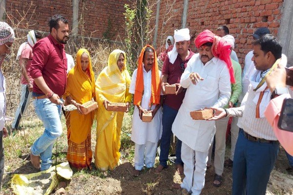 आरा : शमशान घाट की सौंदर्यिकरण और घेराबंदी का सभापति किरण देवी ने किया शिलान्यास...