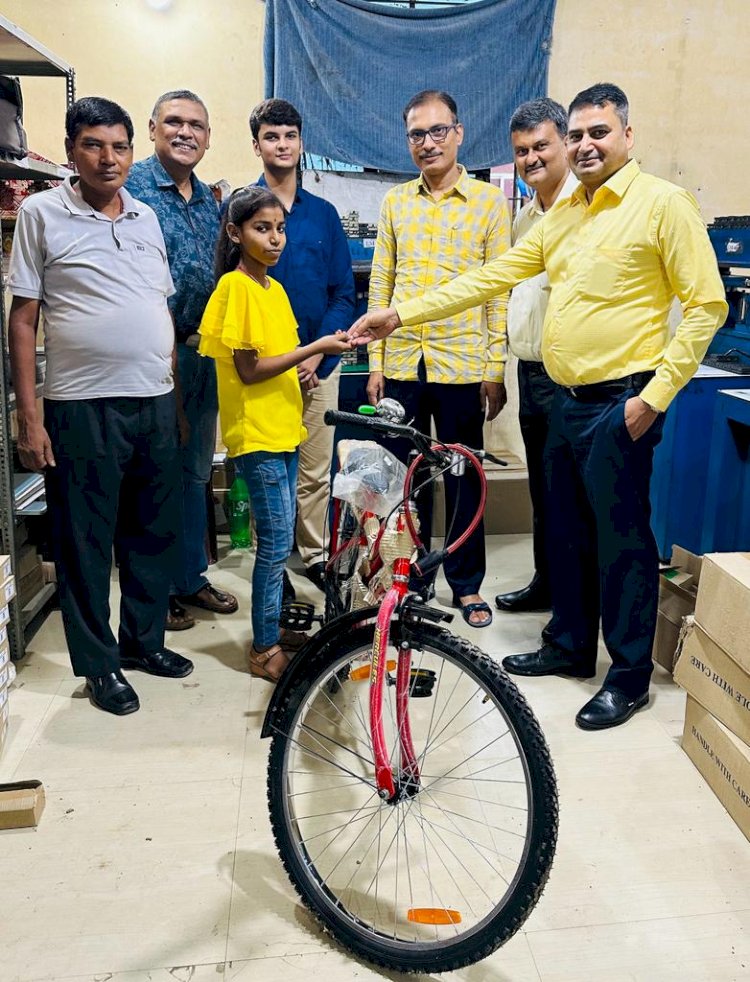 जहानाबाद एसएस कॉलेज के कर्मचारी  नीरज कुमार ने अपने पिता जी स्वर्गीय सुरेंद्र प्रसाद सिन्हा पुण्यतिथि पर की साइकिल भेंट ।