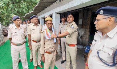 आरा : बेहतर काम करने वाले चौकीदार को एसपी प्रमोद कुमार ने गमछा देकर किया सम्मानित...