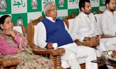 लालू यादव अपने पत्नी राबड़ी संग मंदिर में किए पूजा ,तेज प्रताप भी रहे मौजूद .. पूरी जानकारी ?