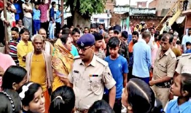 आरा : एचएम के तबादले से नाराज छात्रों ने स्कूल में की तालाबंदी...