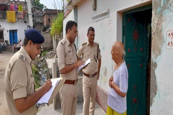 आरा : कोई परेशानी हो तो बताइये, हम मदद करेंगे... समस्याएं सुनने डीएसपी राहुल सिंह पहुंचे लोगो के घर...