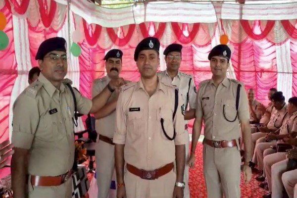 आरा : प्रोमोशन पाने वाले पुलिस अफसरों के कंधो पर एसपी प्रमोद कुमार ने लगाया स्टार...