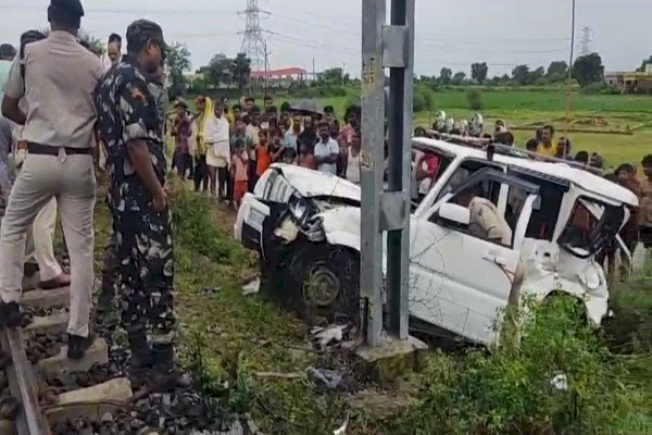 आरा : ट्रैक पर फंसी स्कॉर्पियो, इंटरसिटी ट्रेन ने मारी स्कॉर्पियो में जोरदार टक्कर...