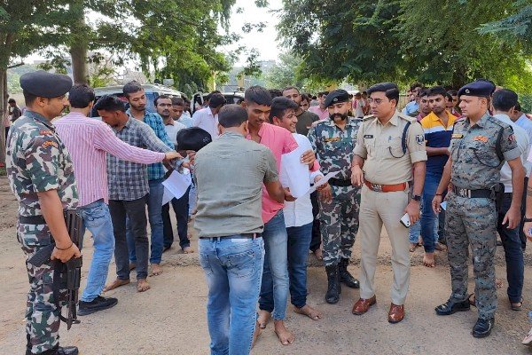 बिहार पुलिस परीक्षा : आरा में नकल करते 48 पकड़ाये, कोई ब्लूटूथ डिवाइस तो कई चिट-पुर्जा संग धराए...