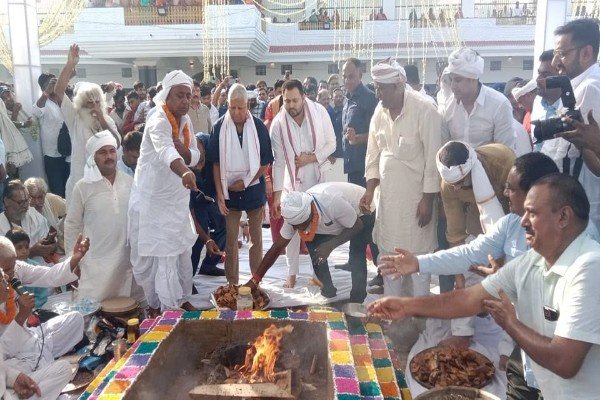 राजद विधायक के कार्यक्रम में शामिल हुए लालू-तेजस्वी, पूर्व विधायक अरुण यादव के पिता के निधन पर जताया शोक...