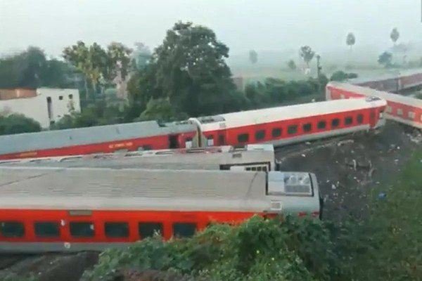 Bihar Train Accident Live Updates: पटरी टूटने से नॉर्थ-ईस्ट एक्सप्रेस के डिरेल होने की आशंका, 10 ट्रेनें कैंसिल, 21 डायवर्ट...