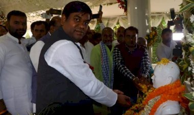 वीआईपी के पूर्व विधायक स्व. मुसाफिर पासवान की पुण्यतिथि पर मुकेश सहनी पहुंचे उनके आवास, दी श्रद्धांजलि...