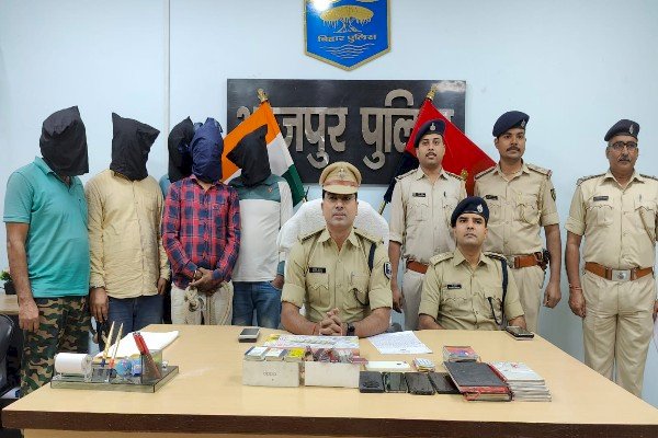 भोजपुर पुलिस को मिली बड़ी कामयाबी, फोर व्हीलर चोरी करने वाले 5 गिरफ्तार, कई गाड़ियां बरामद...