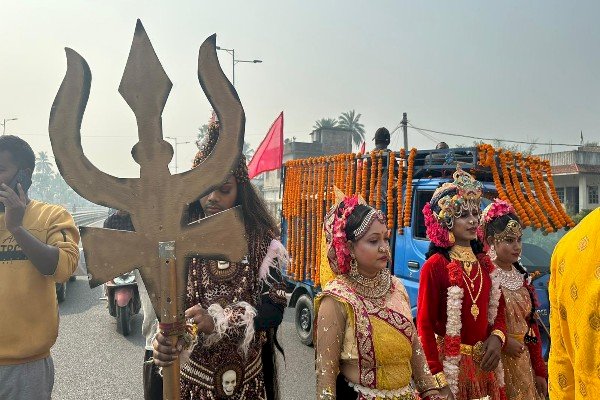 पूर्णियां के पनोरमा हाईट बेलोरी में बने मंदिर में प्रतिमा स्थापना के मौके पर निकला भव्य कलश यात्रा...