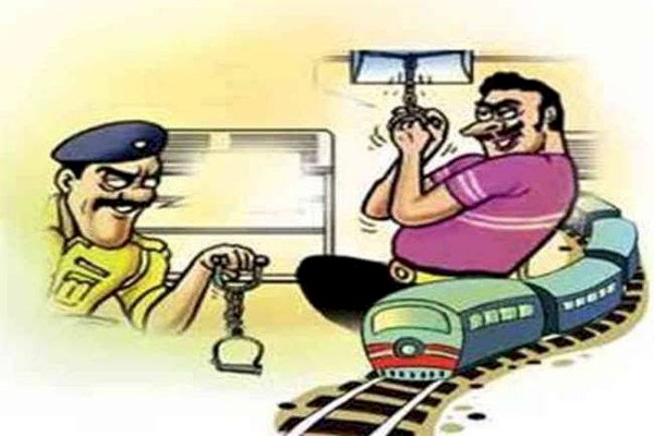 आरा : ट्रेनों की चेनपुलिंग में 11 माह में 510 पकड़ाये, सवा तीन लाख रुपये जुर्माना...