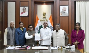 राज्यपाल से मिले प्रतिनिधिमंडल के साथ विद्यापति चंद्रवंशी