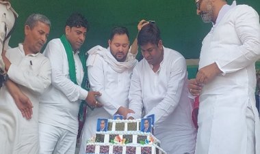 बाबा साहेब की जयंती मनाई, तेजस्वी सहनी ने काटा केक, नवादा के प्रत्याशी श्रवण कुशवाहा को खिलाया केक...