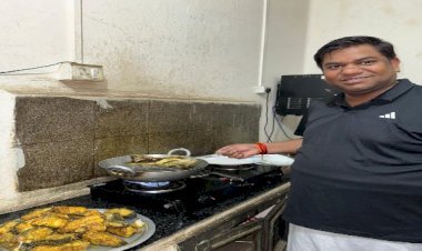 चुनाव प्रचार के बाद वीआईपी प्रमुख मुकेश सहनी ने घर मे किया आराम, मछली बनाई...