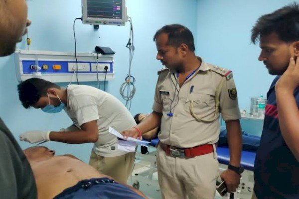 आरा : शराब की सूचना पर छापेमारी करने गई पुलिस टीम पर हमला, थानाध्यक्ष समेत 8 पुलिसकर्मी जख्मी...