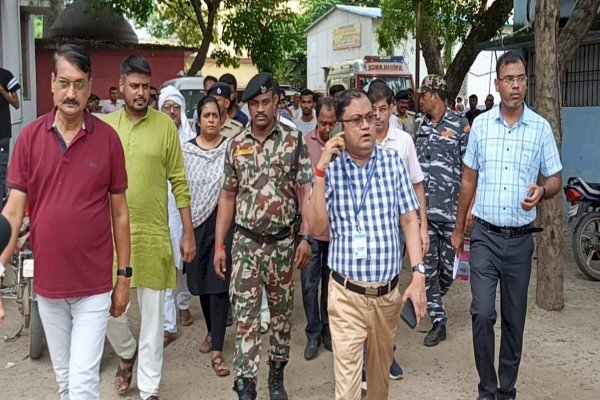 आरा सदर ब्लॉक में अचानक पहुंच गए डीएम, अफसरों में मची खलबली, पकड़ा गया कर्मचारी का दलाल...