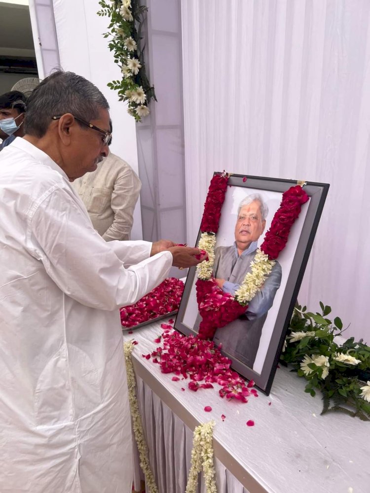 आर के सिन्हा और ऋतुराज सिन्हा ने स्वर्गीय प्रभात झा को नम आंखों से श्रद्धांजलि दी