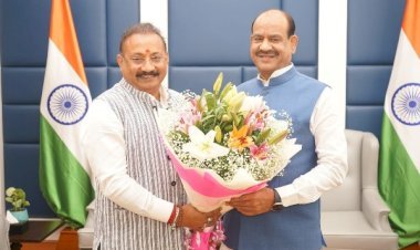 मंत्री अशोक चौधरी ने लोकसभा अध्यक्ष ओम बिरला एवं केन्द्रीय मंत्री राजीव रंजन सिंह को बिहार के यशस्वी मुख्यमंत्री जी के जीवन पर स्वलिखित पुस्तक भेंट की...