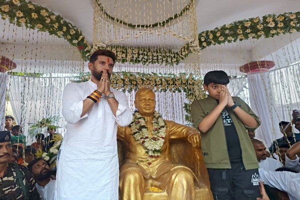 मंत्री चिराग पासवान सपरिवार उपस्थित होकर अपने पिता एवं दिवंगत नेता को श्रद्धांजलि अर्पित किए...