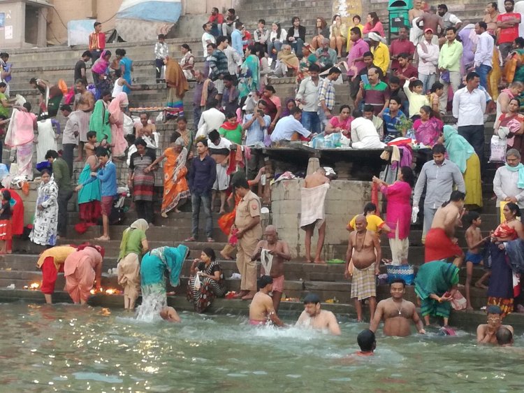 कार्तिक पूर्णिमा 2024: गंगा में डुबकी लगाने की होड़, पूरा पटना, बक्सर, बिहार शरीफ गाड़ियों से पैक