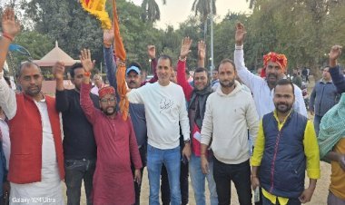 महाकुंभ स्नान के लिए जत्था रवाना, गुड्डू सिंह बबुआन और कौशलेंद्र सिंह के नेतृत्व में 15 बसों से यह जत्था प्रयागराज के लिए निकला...