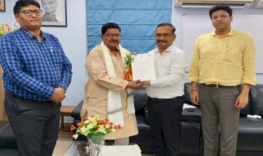 आरा के सांसद ने थमाई दानापुर के DRM को लिस्ट, कुछ ट्रेनों की स्टॉपेज पर मिला भरोसा...