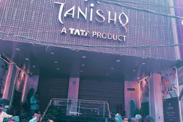 आरा : तनिष्क शोरूम में लगी आग, 22 दिन पहले हुई थी करोड़ो की लूट...