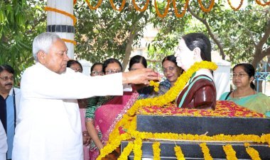 धर्मपत्नी की पुण्यतिथि पर नीतीश कुमार ने की पूजा और जन संवाद, प्रतिमा पर किया माल्यार्पण