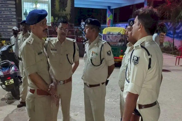 आरा में बेखौफ बदमाश, लूट का विरोध करने पर लड़की को चलती ट्रेन से फेंका...
