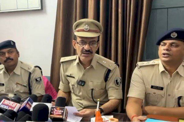 आरा : ट्रेन से युवती को फेंकने के मामले में दो गिरफ्तार, साइबर अपराध में इस्तेमाल होते थे मोबाइल...