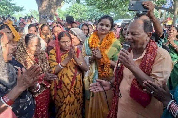 फरना गांव में शिवचर्चा पर महिला चौपाल का हुआ आयोजन, सोनाली सिंह ने किया साड़ी वितरण...