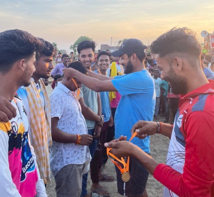 आरा : क्रिकेट टूर्नामेंट का नारायणपुर मुखिया निशांत कुमार ने किया उद्घाटन...