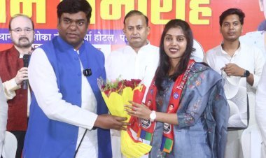 - मधुबनी जिला परिषद की चेयरमैन बिंदु गुलाब यादव  अपने सैकड़ों साथियों के साथ  वीआईपी की सदस्यता ग्रहण की, पूर्व मंत्री मुकेश सहनी ने पार्टी में किया स्वागत