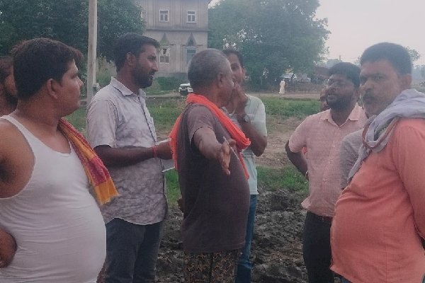 आरा : पिरो सीओ ने ग्रामीण नाली से हटवाया अतिक्रमण, निशांत ने नाली से अतिक्रमण मुक्त कराने को लेकर जिला प्रशासन से की थी मांग...