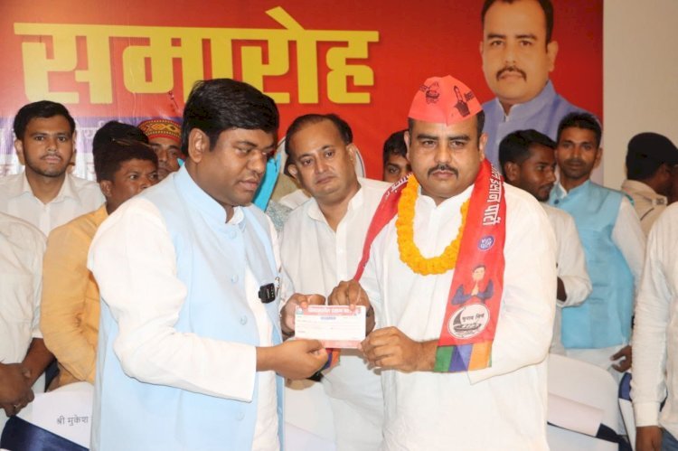 - समाजसेवी कुणाल सिंह अपने सैकड़ों साथियों के साथ वीआईपी की सदस्यता ग्रहण की, पूर्व मंत्री मुकेश सहनी ने पार्टी में किया स्वागत