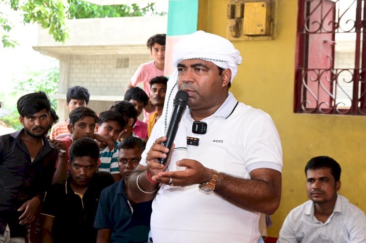 वीआईपी नेता संजीव मिश्रा का छातापुर के लालगंज तिलाठी पंचायत में जनसंपर्क अभियान