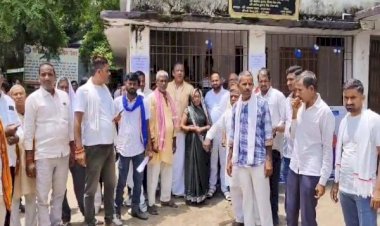 सदर प्रखंड कार्यालय में जनप्रतिनिधियों का हंगामा, अंचल अधिकारी पर लगाए गंभीर आरोप...