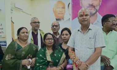 राखी महोत्सव में सैकड़ो बहनो ने बांधा राजेश राम को राखी।