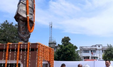 मुख्यमंत्री ने पूर्व प्रधानमंत्री भारत रत्न स्व० अटल बिहारी वाजपेयी जी को भावभीनी श्रद्धांजलि अर्पित की