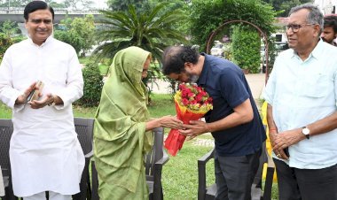 जदयू से 3 बार विधायक रहीं मीना द्विवेदी सैकड़ों समर्थकों के साथ जन सुराज पार्टी में हुईं शामिल