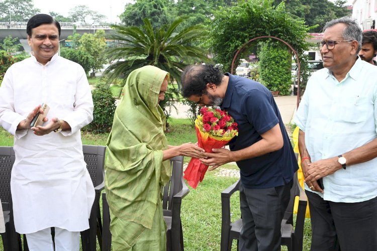 जदयू से 3 बार विधायक रहीं मीना द्विवेदी सैकड़ों समर्थकों के साथ जन सुराज पार्टी में हुईं शामिल