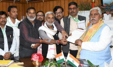 प्रेस मेंस वेलफेयर एसोसिएशन ने प्रेम कुमार और अवधेश नारायण सिंह से पत्रकार रेल छूट बहाल करने की मांग की !