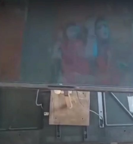 रेलवे स्टेशन की स्क्रीन पर अचानक चला भोजपुरी गाना, प्रशासन की लापरवाही उजागर